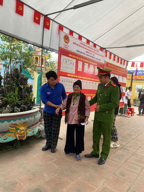 Các lực lượng hỗ trợ cử tri đến bầu cử. Ảnh: Hoàng Quyết