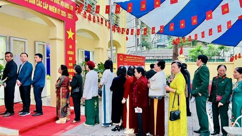 Trong ngày bầu cử, công tác tổ chức ở phường Phú Thượng được triển khai nghiêm túc. Ảnh: PV