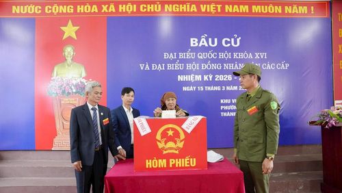 Các cử tri đi bỏ phiếu sáng 15-3. Ảnh PT