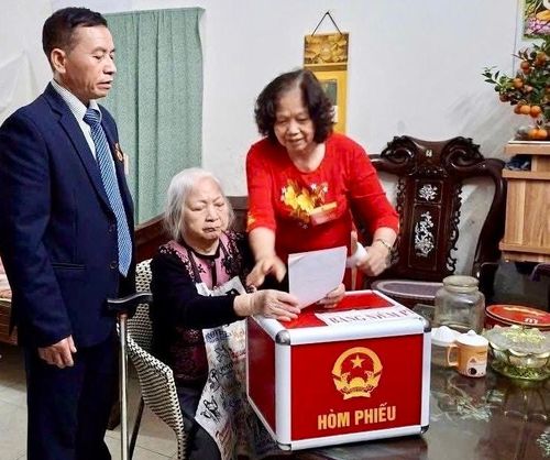 Hòm phiếu phụ được mang tới tận nhà các cử tri cao tuổi không có điều kiện ra điểm bỏ phiếu.