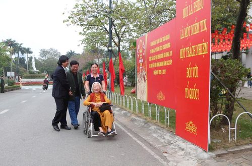 Cụ Phạm Thị Bắc, cán bộ tiền khởi nghĩa, tròn 100 tuổi, 85 năm tuổi Đảng đi bầu cử tại khu vực bỏ phiếu số 11, phường Phú Thượng. Ảnh: Thanh Hải