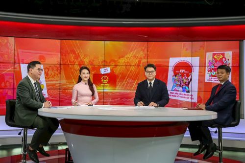 PGS.TS Trần Thành Nam, Phó Hiệu trưởng Trường Đại học Giáo dục - Đại học Quốc gia Hà Nội (ngoài cùng bên trái) và TS Nguyễn Văn Đáng, Viện Lãnh đạo học và Hành chính công, Học viện Chính trị Quốc gia Hồ Chí Minh (ngoài cùng bên phải) tham gia chương trình thời sự đặc biệt. Ảnh: Duy Khánh