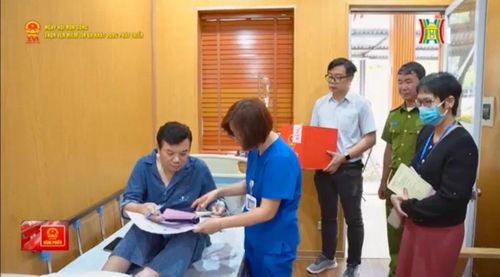 Đưa hòm phiếu đến từng phòng để bệnh nhân thực hiện quyền bầu cử. Ảnh: HTV