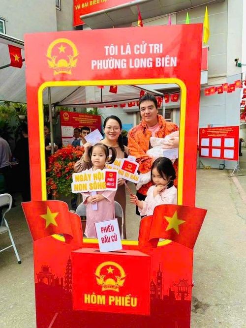 Điểm check-in tại các khu vực bầu cử luôn thu hút đông đảo người dân chụp hình để giữ lại những kỉ niệm về ngày bầu cử. Ảnh: PV