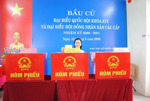 Cử tri phường Long Biên gửi gắm niềm tin vào các đại biểu Quốc hội, HĐND thành phố Hà Nội và phường Long Biên qua những lá phiếu. Ảnh: PV