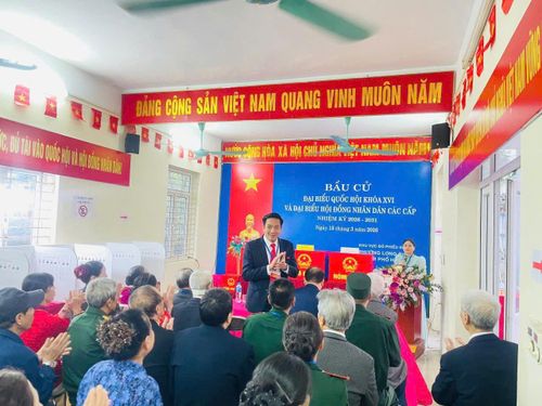 Trước 7h sáng 15-3, lãnh đạo phường Long Biên đã chia về các tổ bầu cử vừa kiểm tra công tác bầu cử vừa tham gia bỏ phiếu. Ảnh: PV