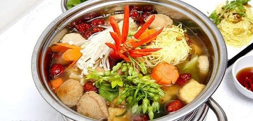 Lẩu nấm là lựa chọn lý tưởng cho những ai yêu thích sự thanh đạm và tốt cho sức khỏe.