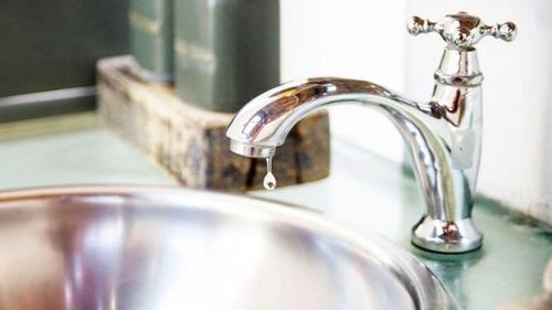 Nếu như trong nhà xuất hiện tình trạng rò rỉ nước thì cần phải sửa chữa ngay.
