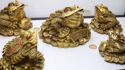 Trong phong thủy, cóc ngậm tiền hay còn gọi là Thiềm Thừ là một linh vật rất được ưa chuộng sử dụng để cầu tài lộc.
