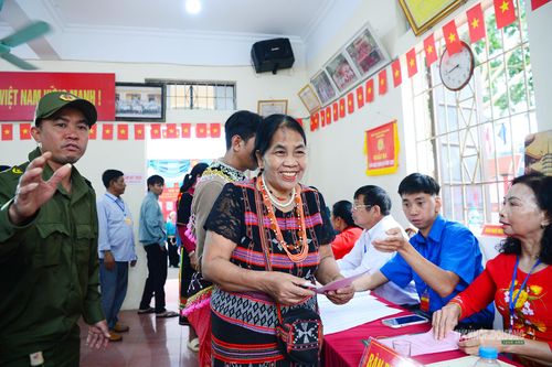 Cử tri được hướng dẫn hoàn tất thủ tục trước khi bỏ phiếu.