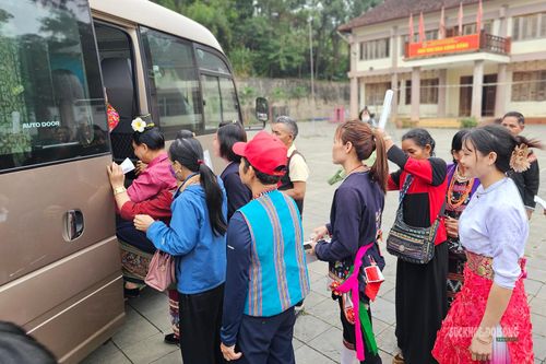 Đồng bào các dân tộc lên xe đến khu vực bỏ phiếu từ sớm.