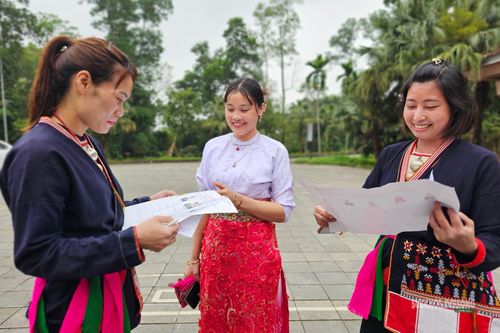 Cử tri theo dõi thông tin của các ứng cử viên.