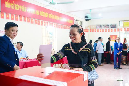 Cử tri vui vẻ hoàn thành quyền và nghĩa vụ công dân.