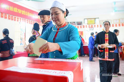 Đồng bào các dân tộc nghiêm túc thực hiện các bước bỏ phiếu.