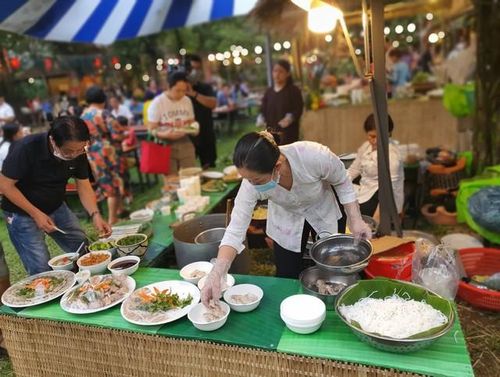 Khi đi lễ hội, nên lựa chọn những địa điểm ăn uống đảm bảo an toàn. (Ảnh minh họa)