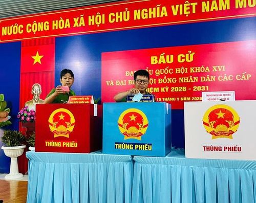 Cán bộ, công an tiến hành bỏ phiếu bầu cử.
