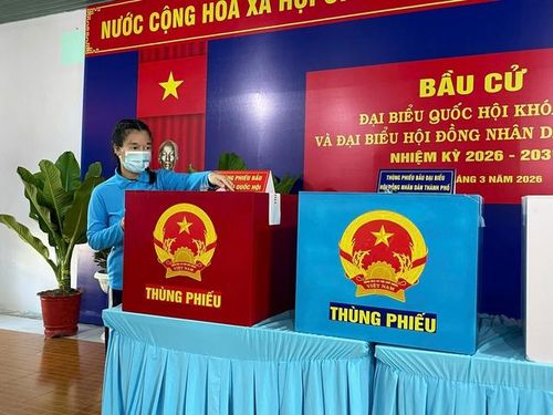Cử tri tại Cơ sở cai nghiện ma túy số 1 tham gia bỏ phiếu.
