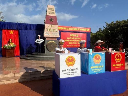 Cán bộ, chiến sĩ và người dân trên đảo Trường Sa bỏ phiếu bầu cử.