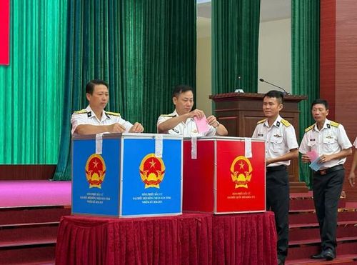 Việc bỏ phiếu bầu cử tại các đơn vị thuộc Vùng 4 Hải quân diễn ra nghiêm túc, đúng quy định.