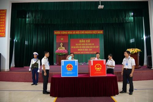 Cử tri ở Lữ đoàn 955 (Vùng 4 Hải quân) bầu cử.