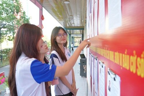 Cử tri tìm hiểu thông tin các ứng cử viên được niêm yết tại khu vực bỏ phiếu trước khi thực hiện quyền bầu cử.
