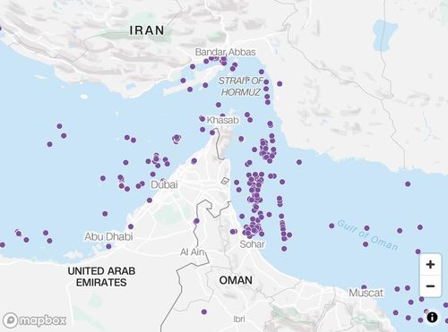  Iran tuyên bố vẫn cho phép các tàu thuyền không liên quan đến Mỹ-Israel đi qua eo biển Hormuz. Hình ảnh các tàu đi qua khu vực trong ngày 14/3. Đồ họa: CNN 