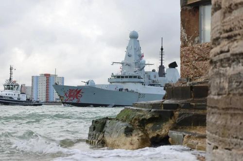  Tàu HMS Dragon của Hải quân Hoàng gia Anh rời cảng Portsmouth ngày 11/3 để đến Đông Địa Trung Hải để tăng cường khả năng phòng thủ của Anh trong khu vực. Tàu chiến đóng tại Portsmouth này sẽ sử dụng hệ thống tên lửa Sea Viper để giúp bảo vệ các tài sản của Anh. Ảnh: Hải quân Anh 