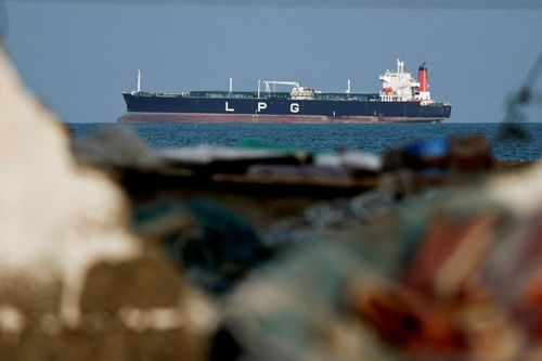  Một tàu chở khí LPG neo đậu tại eo biển Hormuz ngày 11/3. Ảnh: Reuters. 