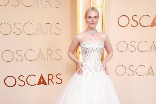  Ứng viên Nữ diễn viên phụ xuất sắc Elle Fanning chọn chiếc đầm trắng quây ngực của Givenchy do Sarah Burton thiết kế. Thiết kế mang cảm hứng váy cưới và cũng phảng phất tinh thần Grace Kelly. Ảnh: Reuters. 