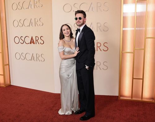 Chris Evans và vợ Alba Baptista lần hiếm hoi sánh đôi trên thảm đỏ sự kiện lớn. Alba lộng lẫy trong bộ đầm dạ hội hiệu Zuhair Murad ôm sát, giúp tôn vóc dáng gợi cảm. Ảnh: Reuters. 