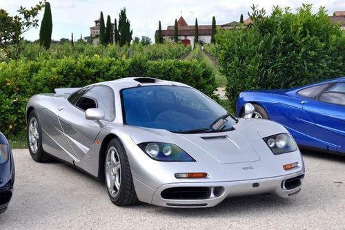 McLaren F1 được xem là một trong những siêu xe quan trọng nhất lịch sử nhờ hiệu suất vượt trội và việc tiên phong sử dụng vật liệu sợi carbon, đồng thời ghi dấu với thành tích lần đầu tiên thi đấu và giành luôn chiến thắng tại 24 Hours of Le Mans 1995.