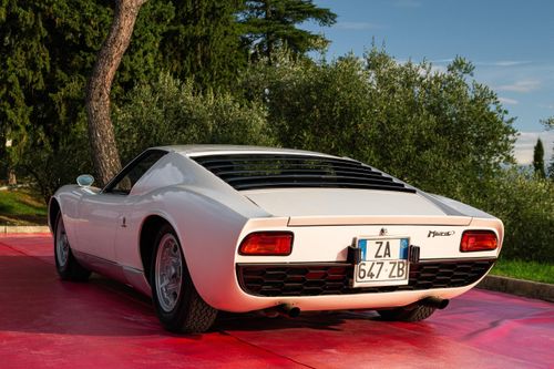 Với sự xuất hiện của Lamborghini Miura, thuật ngữ "supercar" hay "siêu xe" lần đầu tiên được giới truyền thông sử dụng. Sau 60 năm, cỗ máy tốc độ này vẫn là một trong những cái tên nổi bật nhất của phân khúc siêu xe.