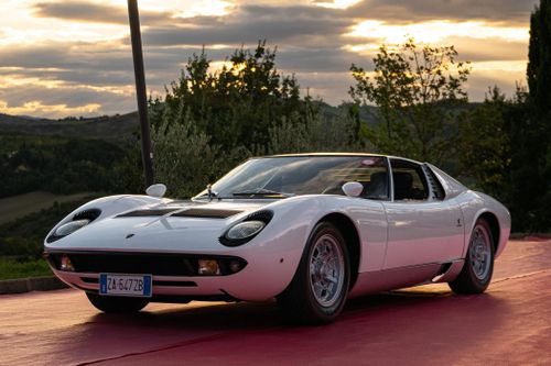 Lamborghini Miura chính thức ra mắt tại triển lãm Geneva Motor Show 1966 và ngay lập tức trở thành mẫu xe thương mại nhanh nhất thế giới vào thời điểm bấy giờ với vận tốc lên đến 280 km/h.