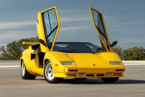 Nhiều ý kiến cho rằng Lamborghini Countach mới là hình mẫu tiêu biểu đặt ra chuẩn mực cho khái niệm "siêu xe", khi sở hữu thiết kế táo bạo, đặc biệt là cơ cấu cửa cắt kéo, và đã trở thành biểu tượng trong văn hóa đại chúng.