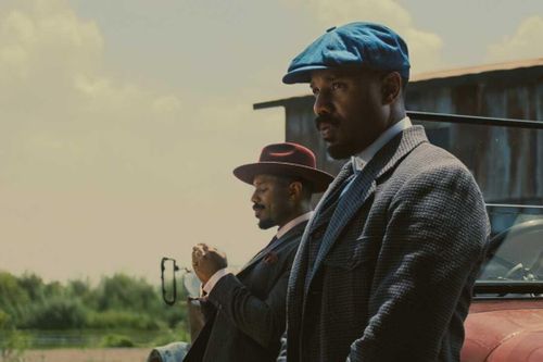  Sinners (tựa Việt: Tội đồ) lấy bối cảnh những năm 1950, khi luật Jim Crow vẫn phủ lớp bóng tối nặng nề trên miền Nam nước Mỹ. Hai anh em sinh đôi Smoke và Stack (cùng do Michael B. Jordan thủ vai) trở về quê nhà Mississippi sau thời gian dài lang bạt. Họ mở một quán rượu kiêm tụ điểm âm nhạc, nơi cả hai mong mỏi làm sống lại nhạc Blues - linh hồn của cộng đồng người da màu. 