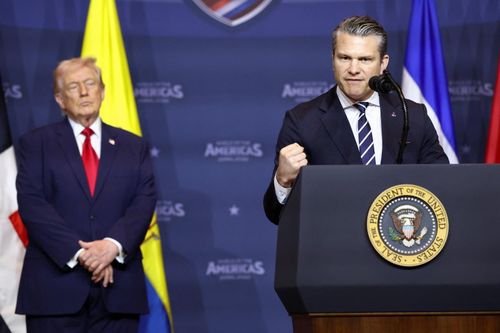 Bộ trưởng Quốc phòng Mỹ Pete Hegseth (phải) và Tổng thống Donald Trump tại hội nghị thượng đỉnh 'Lá chắn châu Mỹ' ở Miami, Florida hôm 7/3. Ảnh: Reuters.