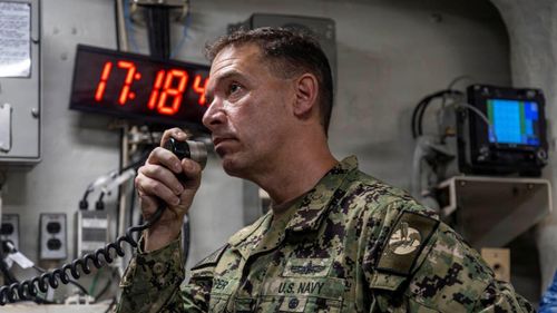 Đô đốc Brad Cooper, chỉ huy CENTCOM của Mỹ, trên tàu sân bay USS Abraham Lincoln ở Biển Ả-rập vào ngày 7/2. Ảnh: Hải quân Mỹ.