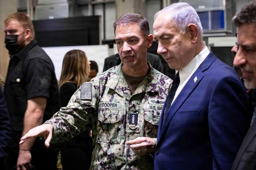 Đô đốc Cooper bên cạnh Thủ tướng Benjamin Netanyahu tại Israel vào tháng 10/2025. Ảnh: Lục quân Mỹ.