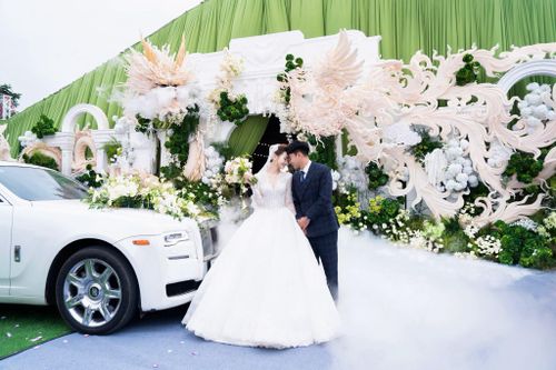 Đức Huy gây chú ý khi sử dụng chiếc Rolls-Royce để làm xe đón dâu.