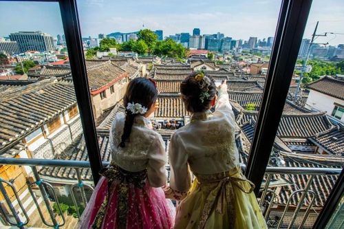  Hai du khách mặc Hanbok, trang phục truyền thống của Hàn Quốc, tại làng Hanok Bukchon. Nguồn: Tổ chức Du lịch Hàn Quốc.