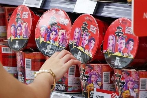  Mì ly ăn liền có hình các nhân vật trong phim được trưng bày tại một siêu thị ở Seoul, ngày 3/9/2025. Ảnh: Yonhap. 