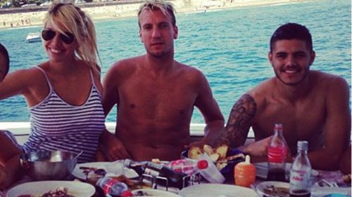 Tiền đạo Argentina, Mauro Icardi, bắt đầu mối quan hệ với người mẫu Wanda Nara, khi đó đang là vợ của đồng đội tại Sampdoria và bạn thân Maxi López. López cáo buộc Icardi ngoại tình với vợ mình khi cả hai còn là đồng đội tại Sampdoria (và trước đó ở lò đào tạo Barcelona).