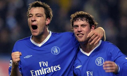 John Terry bị cáo buộc ngoại tình với người mẫu Pháp Vanessa Perroncel, bạn gái lâu năm (và mẹ của con chung) với đồng đội tại Chelsea lẫn tuyển Anh, Wayne Bridge.