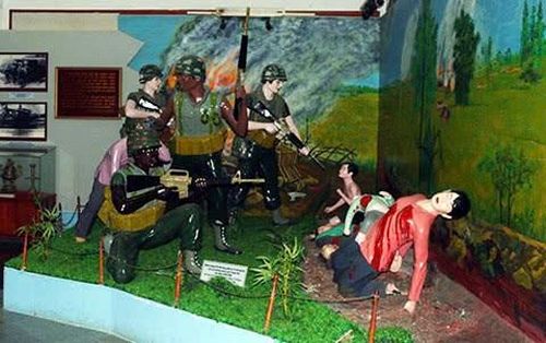 Một góc trưng bày về tội ác của lính Mỹ đối với người dân Sơn Mỹ