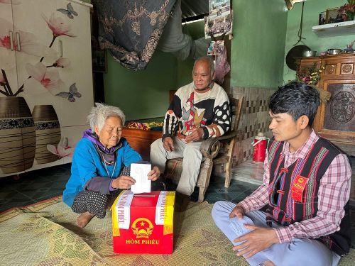 Tổ bầu cử đưa hòm phiếu đến tận nhà hai vợ chồng ông Hồ Văn Tin, dân tộc Pa Cô, thôn Ca Cú 2, xã A Lưới 1