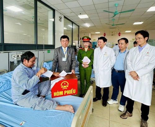 Tổ bầu cử mang hòm phiếu phụ đến tận giường bệnh để bệnh nhân đang điều trị tại Bệnh viện Ung bướu tỉnh Thanh Hóa thực hiện quyền bầu cử