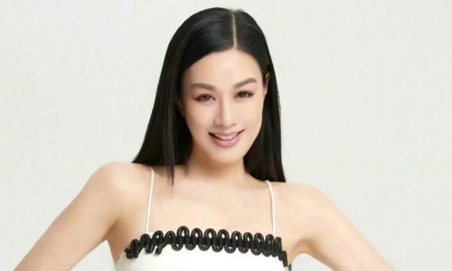 Ở độ tuổi ngoài 50, “mỹ nhân chốn dân gian” vẫn giữ được khí chất thu hút không kém gì thời hoàng kim