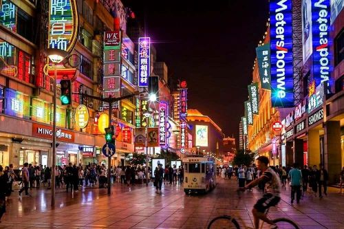 Nam Kinh Lộ lung linh và sôi động về đêm