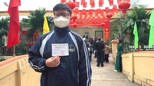 Bạn Nguyễn Trí Phong do bị sổ mũi và ho nên đã đeo khẩu trang đi bầu cử. 