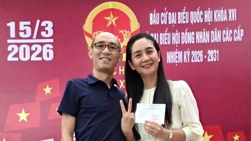  Niềm vui, sự phấn khởi của vợ chồng Đỗ Tuấn Anh và Vũ Thị Đoan Trang khi đi bầu cử. 